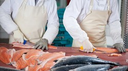 Bàn mổ cá hồi ở chợ Xinfadi, thủ đô Bắc Kinh, được cho là có dấu vết của virus corona chủng mới (Ảnh: Shutterstock)