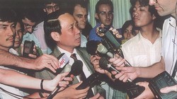 Thứ trưởng Ngoại giao Lê Mai trả lời phỏng vấn báo chí về việc bình thường hóa quan hệ Việt - Mỹ tại Hà Nội