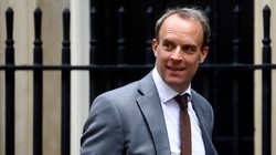 Ngoại trưởng Anh Dominic Raab tuyên bố ngừng hiệp ước dẫn độ với Hong Kong (Ảnh: Reuters)