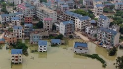 Một khu dân cư gần hồ Bà Dương liên tục hứng các trận mưa lớn kể từ đầu tháng (Ảnh: AFP)