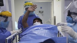 Một bệnh nhân được chuyển ra khỏi khu điều trị đặc biệt ở Lima, Peru (Ảnh: AP)