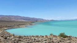 Màu xanh ngọc lam tuyệt đẹp của hồ Pyriamid (Ảnh: OC)