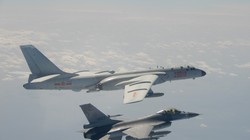 Máy bay ném bom H-6 của Trung Quốc bay sát chiến đấu cơ F-16 của Đài Loan trong tháng 2/2020 (Ảnh: Taiwan News)
