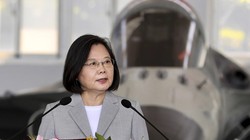 Bà Thái Anh Văn phát biểu tại căn cứ không quân Mã Công Bành Hồ (Ảnh: CNA)