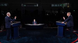 Hai ứng viên Donald Trump và Joe Biden tranh luận gay gắt trong cuộc tranh luận đầu tiên diễn ra tối 29/9 (Ảnh: CNN)