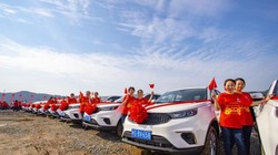 Nhân viên công ty bên cạnh những chiếc xe hơi mới được thưởng (Ảnh: OC)