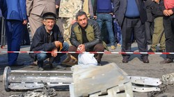 Người dân ở thành phố Barda chứng kiến những mảnh vỡ của tên lửa Smerch hôm 28/10 (Ảnh: HRW)