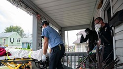 Mỹ hiện có tổng cộng hơn 9 triệu ca nhiễm COVID-19 tính từ khi đại dịch bắt đầu (Ảnh: AFP)