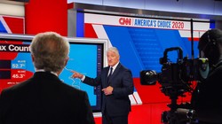 John King đứng làm việc suốt 100 giờ đồng hồ để đưa tin về bầu cử Mỹ (Ảnh: CNN)