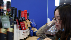 Trung Quốc áp mức thuế cực cao đối với rượu nhập khẩu từ Australia (Ảnh: AFP)