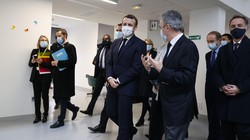 Tổng thống Macron (giữa) sẽ phải làm việc cách ly (Ảnh: NYTimes)