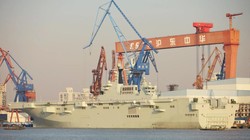 Tàu tấn công lưỡng cư Type 075 của Hải quân Trung Quốc tại Thượng Hải (Ảnh: Weibo)