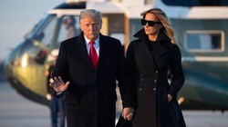 Tổng thống Trump cùng Đệ nhất phu nhân Melania đi nghỉ Đông, và không quên tung ra loạt tweet mới (Ảnh: CNBC)