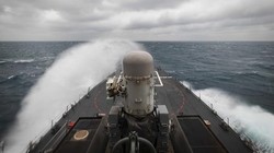 Tàu chiến USS McCain hướng đến eo biển Đài Loan hôm 30/12 (Ảnh: US Navy)