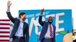 Hai ứng viên Jon Ossoff và Raphael Warnock giúp đảng Dân chủ giành quyền kiểm soát Thượng viện Mỹ (Ảnh: NYTimes)