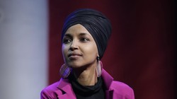 Nữ nghị sĩ Ilhan Omar cho hay bà đang soạn thảo các điều khoản luận tội ông Trump (Ảnh: LATimes)