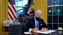 Tổng thống Biden ký 17 sắc lệnh nhằm đảo ngược chính sách dưới thời Trump (Ảnh: CNN)