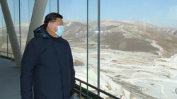 Chủ tịch Tập Cận Bình mặc chiếc áo khoác dài của hãng Arc'teryx lúc đi thị sát các địa điểm tổ chức Olympics mùa Đông (Ảnh: Tân Hoa Xã)