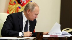 Tổng thống Putin đã ký thông qua luật gia hạn New START với Mỹ (Ảnh: Moscow Times)