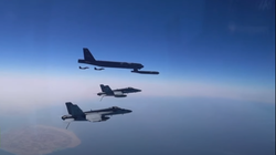 Máy bay ném bom B-52 Stratofortress của Mỹ được hộ tống bởi các chiến đấu cơ (Ảnh: RT)