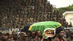 Lực lượng Phòng vệ Nhân dân Tanzania (TPDF) khiêng linh cứu cố tổng thống John Magufuli trong quốc tang tại sân vận động Uhuru ở Dar es Salaam hôm 20/3. Ảnh: AFP.