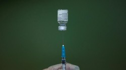 Y tá chuẩn bị mũi tiêm vaccine COVID-19 của Pfizer/BioNTech (Ảnh: Reuters)