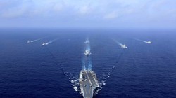 Nhóm tàu sân bay Liêu Ninh của Trung Quốc băng qua eo biển Miyako hôm thứ Bảy tuần trước (Ảnh: AFP)