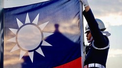 Lính nghi thức Đài Loan nâng cờ tại quảng trường Tự do (Ảnh: DPA)