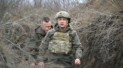 Tổng thống Volodymyr Zelensky mặc áo giáp tới thăm vùng Donbas hôm 9/4. Ảnh: Reuters.