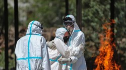 Một phụ nữ Jammu, Ấn Độ vỡ òa trong nước mắt sau khi chứng kiến người thân qua đời vì COVID-19 ngày 25/4 (Ảnh: AP)