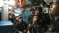 Ảnh cắt từ clip cho thấy các thủy thủ trên tàu KRI Nanggala-402 đang hát bài hát "Tạm biệt" (Ảnh: DailyMail)