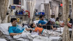 Dịch COVID-19 diễn biến nguy hiểm ở Ấn Độ, lan sang một số nước láng giềng (Ảnh: AP)