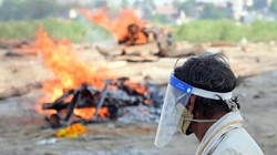 Người dân dọc bờ sông tiến hành hỏa táng những thi thể được tìm thấy (Ảnh: Shutterstock)