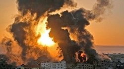 Những cột khói lớn bốc lên ở Dải Gaza sau đòn không kích của Israel (Ảnh: Newsweek)