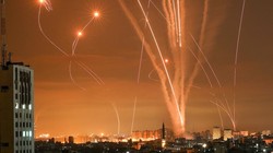 Hàng loạt rocket từ Dải Gaza phóng về phía lãnh thổ Israel (Ảnh: AFP)
