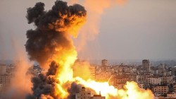 Cột lửa bốc lên sau một đòn không kích của Israel ở Gaza (Ảnh: Anadolu)