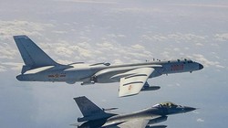 Một chiến đấu cơ Đài Loan đang theo sát máy bay ném bom của Trung Quốc ở eo biển Đài Loan hồi năm ngoái (Ảnh: SCMP)