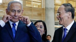 Thủ tướng Israel Benjamin Netanyahu và Phó Chủ tịch Trung Quốc Vương Kỳ Sơn trong chuyến thăm Jerusalem ngày 24/10/208 (Ảnh: ForeignPolicy)