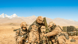 Binh sĩ Trung Quốc lắp đặt súng cối trong một cuộc thử nghiệm bắn đạn thật ở độ cao 4.700 m (Ảnh: Asia Times)