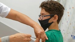 Một thiếu niên được tiêm vaccine của Pfizer/BioNTech tại Tel Aviv, Israel (Ảnh: AFP)