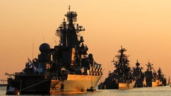 Các chiến hạm Nga trong một cuộc diễu binh hải quân tại Sevastopol năm 2019 (Ảnh: Sputnik)