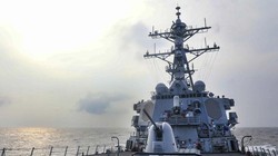 Tàu khu trục USS Benfold băng qua eo biển Đài Loan trong hôm 28/7 (Ảnh: US Navy)