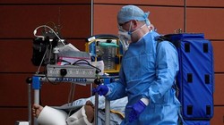 Một nhân viên y tế Anh chăm sóc bệnh nhân Covid-19 (Ảnh Reuters)