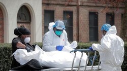 Nhân viên y tế Mỹ di chuyển thi thể của một bệnh nhân (Ảnh: Reuters)