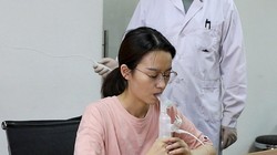 Vaccine ngừa COVID-19 dạng hít của Cansino xuất hiện trong chương trình phát sóng của CCTV (Ảnh: CCTV)