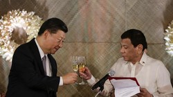 Chủ tịch Trung Quốc Tập Cận Bình và Tổng thống Philippines Rodrigo Duterte trong cuộc gặp tại Manila năm 2018 (Ảnh: AP)