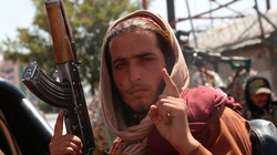 Chiến binh Taliban tuần tra trên đường phố thủ đô Kabul, Afghanistan (Ảnh: The Nation)