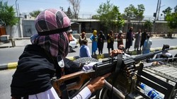 Chiến binh Taliban ngồi sau súng máy đi tuần tra thủ đô Kabul, Afghanistan hôm đầu tuần này (Ảnh: AFP)