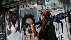 Những tấm poster có hình phụ nữ bị bôi xóa phần mặt (Ảnh: AFP)