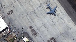 Ảnh chụp vệ tinh cho thấy nhiều người chờ đợi được sơ tán ở sân bay quốc tế Hamid Karzai, gần đó là một chiếc máy bay C-17 (Ảnh: Maxar)